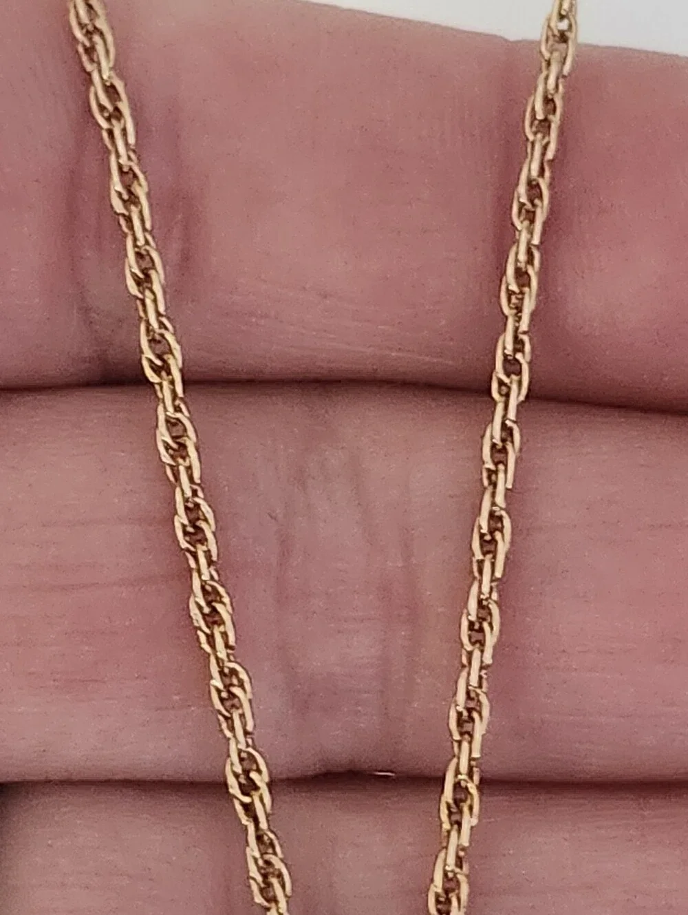Vtg Avon Gold Tone Apple Pendant Necklace in Frosted White